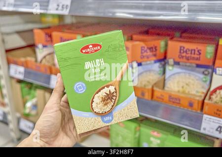 Confezione di riso al latte Wurzener con spezia anice stellato trovata nel supermercato, prodotto, supermercato, Kaufland, Germania Foto Stock