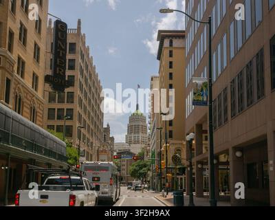 Centro città di San Antonio visto da Houston Street, con l'storico Tower Life Building nel mezzo dell'architettura urbana della città. Foto Stock