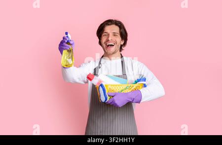 Ritratto di uomo eccitato con secchio di pulizia forniture in mano Foto Stock