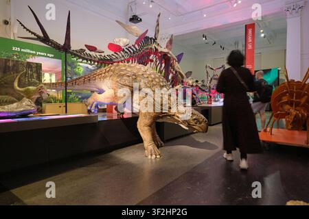 Una donna vicino a un dinosauro che esce dalla mostra. Spaventoso! Nella mostra dei dinosauri all'Australian Museum di Sydney. Foto Stock