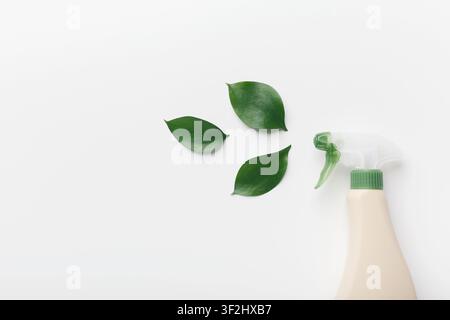Bottiglia per detersivo liquido, agente pulente, con estratto di piante naturali Foto Stock