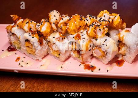 Rotoli di sushi al salmone su piatto bianco Foto Stock