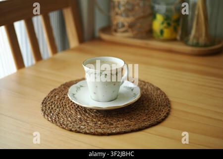 Tazza di caffè su un tavolo in un ambiente accogliente della cucina Foto Stock