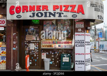 La vetrina vintage del Corner Pizza Joint con una segnaletica audace e i dettagli del menu a Itaewon, Seoul. Foto Stock
