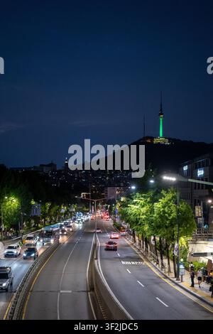 Vista notturna della torre N di Seoul e della strada che porta verso Gyeongnidan-gil catturata dal cavalcavia della stazione di Noksapyeong a Seoul. Foto Stock