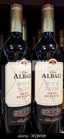 DENIA, SPAGNA - 4 luglio 2025. Due bottiglie di vino rosso sono esposte in modo prominente su uno scaffale di un supermercato in Spagna. Questo gran reserva offre un ricco sapore Foto Stock