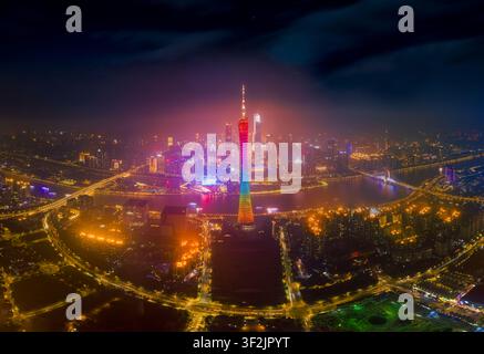Vista aerea notturna della torre illuminata di Canton e dello skyline di Guangzhou sopra il fiume delle Perle, Cina Foto Stock
