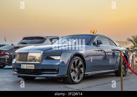 Marina Dinevi, Sveti Vlas, Burgas, Bulgaria - 18.07.2026: Rolls-Royce Spectre elettrico di lusso parcheggiato al porto turistico di Marina Dinevi a Sveti Vlas Foto Stock