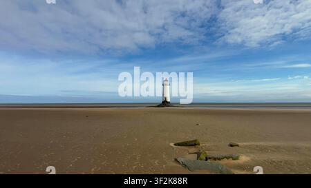 TALACRE, GALLES – 05 LUG 2024: Uno scatto paesaggistico grandangolare del faro storico di Point of Ayr sulla vasta spiaggia sabbiosa di Talacre, nel Galles del Nord Foto Stock