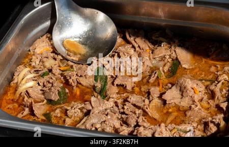 Sfondo strutturato di bistecca coreana bulgogi in una teglia da portata. Carne piccante in primo piano con verdure con messa a fuoco selettiva in un caffè di strada in una giornata soleggiata Foto Stock