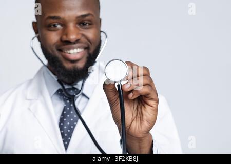 Primo piano di un terapeuta sorridente con stetoscopio Foto Stock