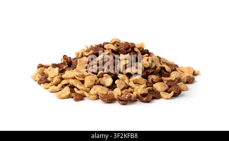 Fiocchi di cereali al cioccolato isolati, colazione croccante di riso. Mucchio di mais e cornflakes al cioccolato, cereali al caramello per la colazione, primo piano su sfondo bianco Foto Stock