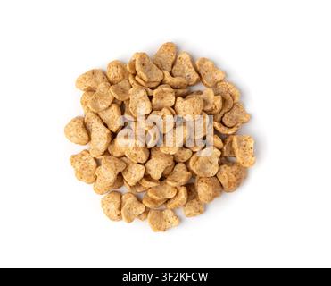 Fiocchi di cereali al cioccolato isolati, colazione croccante di riso. Mucchio di mais e fiocchi di mais al cioccolato, cereali al caramello per la colazione in primo piano su sfondo bianco a Foto Stock