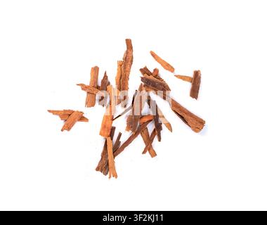 Cannella di Ceylon spezzata isolata, pezzi di corteccia di Cinnamomum verum, macro zeylanicum, vere bastoni di cannella originali, corteccia marrone secca sbriciolata su sfondo bianco Foto Stock