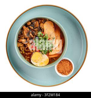 Zuppa di noodle ramen piccante con pollo isolata Foto Stock