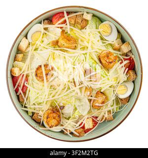 Ciotola di insalata Caesar con gamberetti isolata Foto Stock