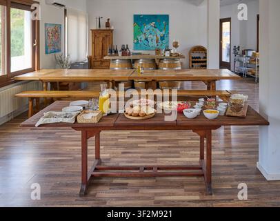 Buffet della colazione servito nella sala da pranzo di un alloggio rurale. Foto Stock