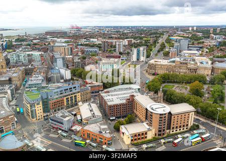 Vista aerea del paesaggio urbano di Liverpool, che mostra un'architettura mista e spazi verdi. Edifici moderni e storici si fondono vicino al lungomare. Strade e veicoli Foto Stock