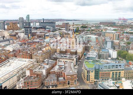 Vista panoramica del paesaggio urbano di Liverpool, che mostra edifici storici in mattoni e torri moderni in vetro. Le strade si snodano attraverso un'architettura urbana densa sotto Foto Stock