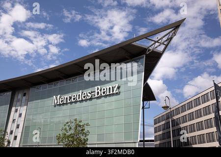 Berlin, Berlino, Germania. 19 luglio 2026. Un concessionario Mercedes-Benz è visto domenica 19 luglio 2026 a Berlino, in Germania. Mercedes-Benz è uno dei più grandi produttori di automobili della Germania, con una vasta rete di vendita al dettaglio e assistenza che serve i clienti in Germania e nei mercati internazionali. (Credito immagine: © Michael Kuenne/PRESSCOV tramite ZUMA Press Wire) USO EDITORIALE SOLO! Non per USO COMMERCIALE! Foto Stock