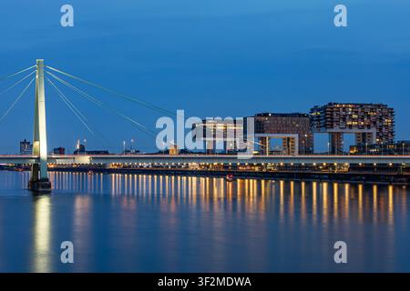 Vista dell'ora blu di Colonia con il Reno, il Rheinauhafen e il ponte Severin illuminati contro il cielo serale. Catturato il 30 maggio 2026. Foto Stock