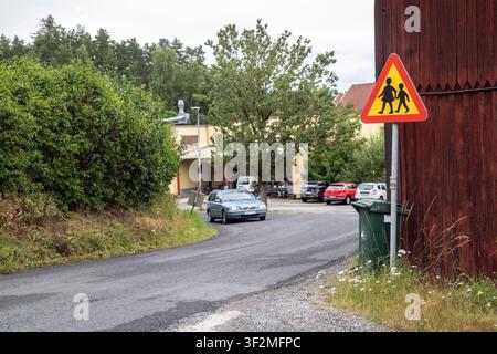 Avviso che potrebbero esserci bambini sulla strada Foto Stock