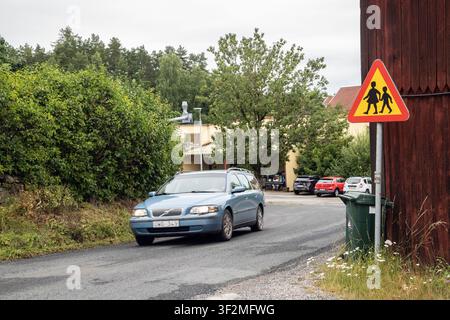Avviso che potrebbero esserci bambini sulla strada Foto Stock