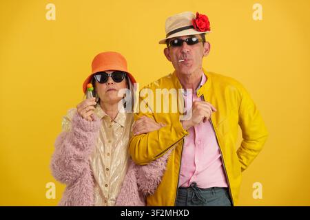 Coppia matura che mostra longevità attiva e stile vivace Foto Stock