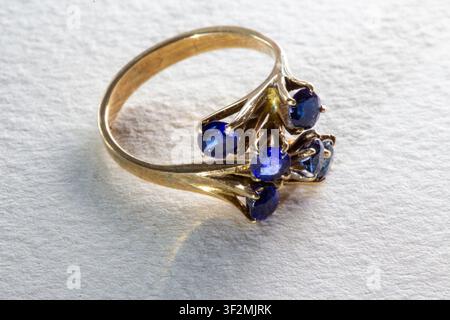 Gioielli vintage: Natura morta con anello di zaffiro Foto Stock