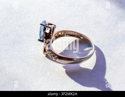 Anello cocktail vintage in argento sterling con pietra blu. Foto Stock