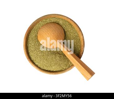 Polvere di erba verde in ciotola, germogli d'orzo macinati asciutti isolati. Texture di integratore di erba di frumento, superalimento di frumento biologico, lemongrass o moringa su bianco Foto Stock