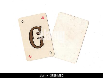 Una carta da gioco alfabeto vintage e una carta vuota con spazio per testo o copia, isolata su sfondo bianco. Foto Stock