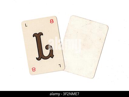 Una carta da gioco alfabeto vintage e una carta vuota con spazio per testo o copia, isolata su sfondo bianco. Foto Stock