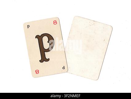 Una carta da gioco alfabeto vintage e una carta vuota con spazio per testo o copia, isolata su sfondo bianco. Foto Stock