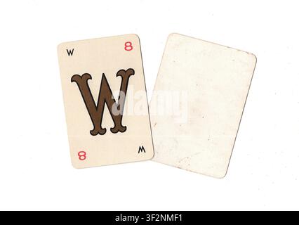 Una carta da gioco alfabeto vintage e una carta vuota con spazio per testo o copia, isolata su sfondo bianco. Foto Stock