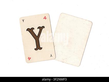 Una carta da gioco alfabeto vintage e una carta vuota con spazio per testo o copia, isolata su sfondo bianco. Foto Stock