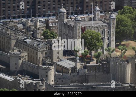 Vista della Torre di Londra dai Sky Gardens in una giornata di sole, parte importante dei palazzi reali storici dove si trovano i gioielli della corona, Londra Foto Stock