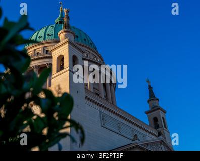 Vista ad angolo basso della cupola e dell'architettura classica della chiesa di San Nicola (Nikolaikirche) ad Alter Markt a Potsdam, Brandeburgo, Germania. Foto Stock
