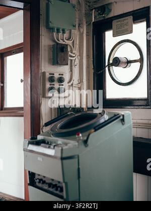 Attrezzature di navigazione e schermo di visualizzazione chiaro nella timoneria del transatlantico storico Hikawa Maru Foto Stock