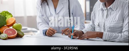 Immagine panoramica ritagliata di un dietologo che fornisce consulenza Foto Stock