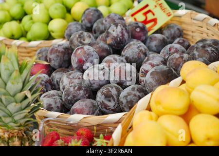 Banchetto di frutta espone vari frutti in un mercato locale Foto Stock