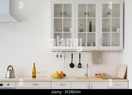 Cucina semplice e moderna, design scandinavo e nuovo stile dopo la riparazione Foto Stock