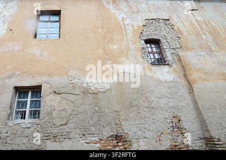 Vecchio muro di un edificio nel complesso della Chiesa di San Casimiro nella vecchia città di Vilnius, Lituania. Foto Stock