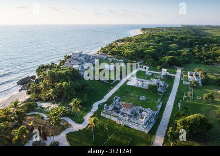 Vista aerea del paesaggio naturale lungo la costa delle rovine Maya a Tulum, Messico Foto Stock