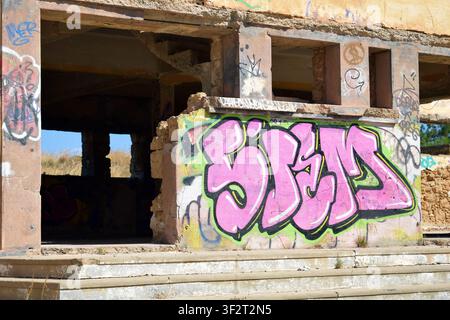 Grande opera di graffiti su un edificio abbandonato a Creta, Grecia Foto Stock