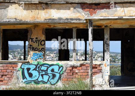 Edificio abbandonato coperto di graffiti con vista sulla costa di Creta, Grecia Foto Stock