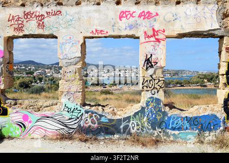 Edificio abbandonato coperto di graffiti che si affaccia sulla costa a Creta, Grecia Foto Stock