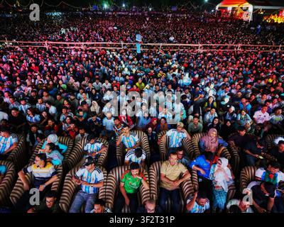 Dhaka, Bangladesh - 20 luglio 2026: Vista aerea di una grande folla radunata al Mohsin Hall Playground, con persone sedute su sedie e in piedi nel f Foto Stock
