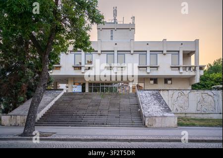 Plovdiv, Bulgaria – luglio 2026: Ingresso principale della Biblioteca nazionale Ivan Vazov Foto Stock