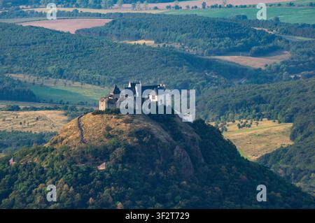 Vista aerea del castello di Fuzer arroccato su una collina vulcanica circondata da foreste lussureggianti e colline ondulate a Fuzer, Borsod-Abauj-Zemplen, Ungheria. Foto Stock